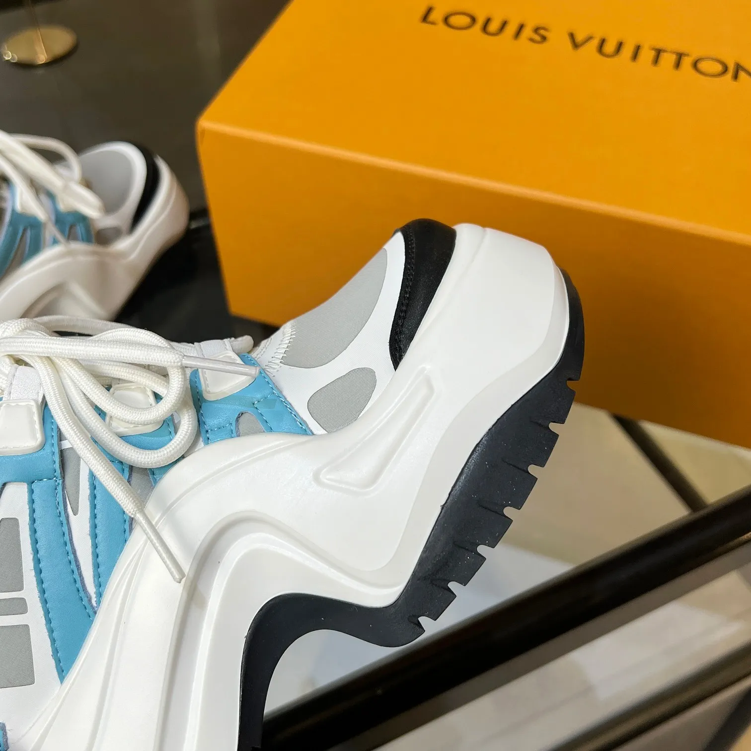 👟👟Ex-factory price 760👟👟 Nicolas Ghesquieye once again refined the design essence of LVArchlight sneakers to create LVArchlight2.0 platfrm sneakers. The combination of multiple technical materials, the wide outsole and the exaggerated tongue highlight the series' recognition, and the latter is marked with the LVCirCle logo 35-41